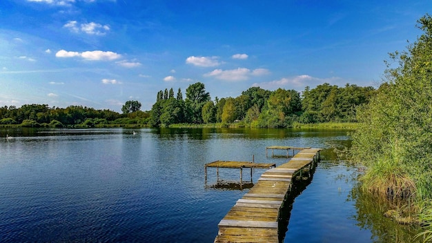 Jetty über dem See gegen den Himmel