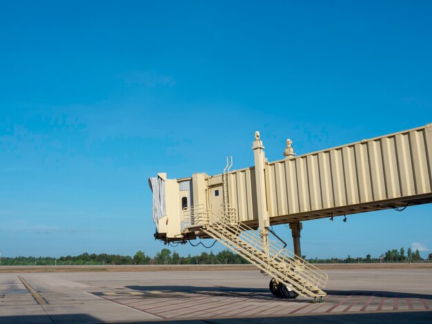 Jetway sin avión en el aeropuerto en el cielo azul