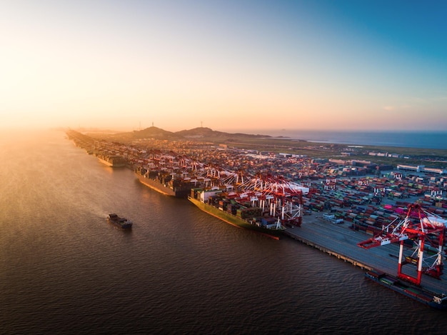 Jetzt der Container im Sonnenuntergang