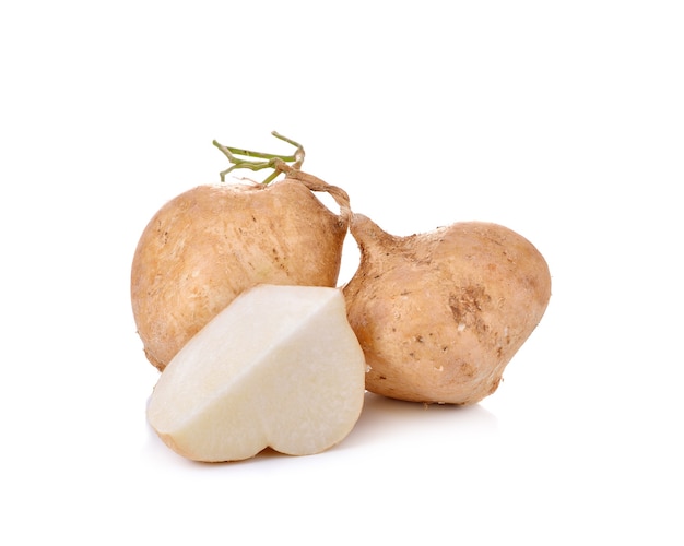 Jicama isoliert auf weißer Wand