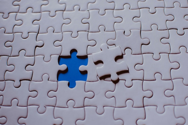 Foto jigsaw com uma peça faltando revelando