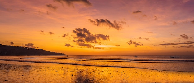 Jimbaran Beach Bali puesta de sol cerca del Aeropuerto Internacional Ngurah Rai ubicado en Pantai Kedonganan Jimbaran Central Fish Market