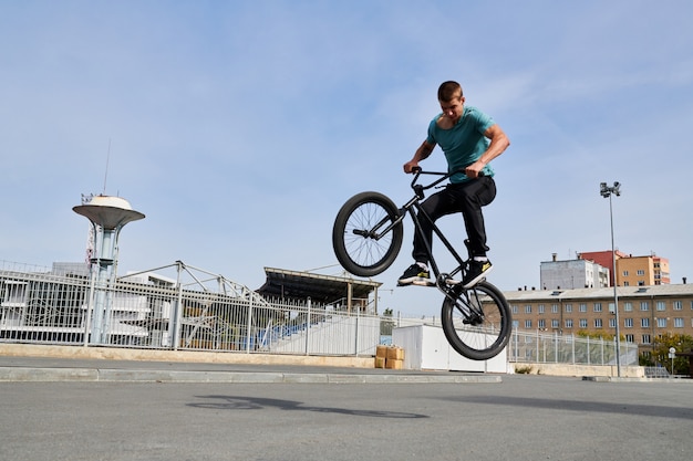 Jinete de BMX haciendo acrobacias extremas