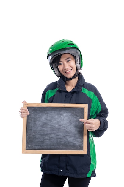 Jinete femenino con casco sosteniendo pizarra en blanco aislado sobre fondo blanco.