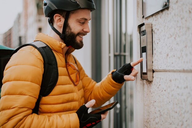 Jinete del servicio de entrega de alimentos entregando comida con bicicleta