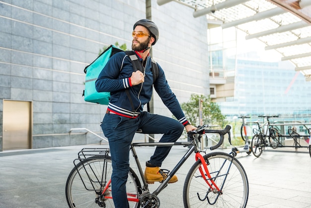 Jinete del servicio de entrega de alimentos entregando comida con bicicleta