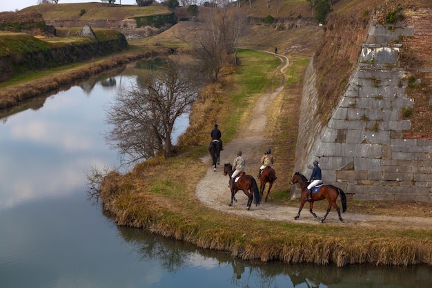 Foto los jinetes exploran con gracia los baluartes de palmanova