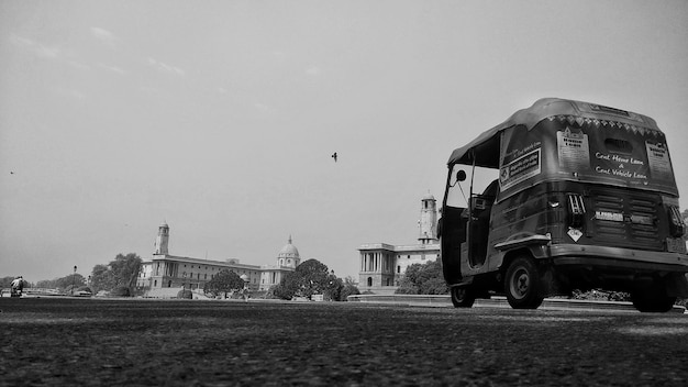 Foto jinrikisha na rua contra o céu na cidade