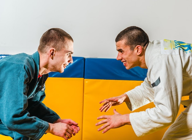 Jiujitsu brasileiro e treinamento de grappling para homens em uma academia de defesa pessoal