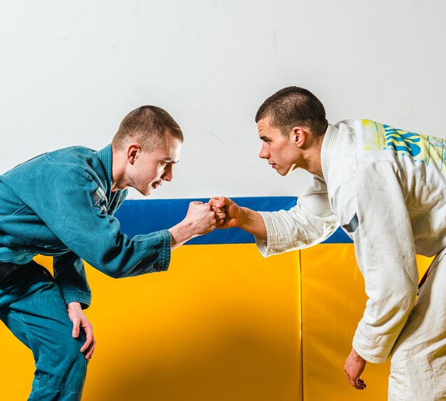 Jiujitsu brasileño y entrenamiento de grappling para hombres en un gimnasio de defensa personal