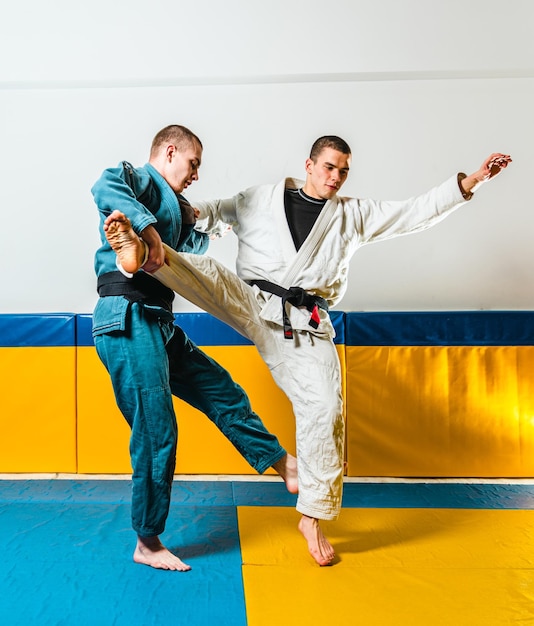 Foto jiujitsu brasileño y entrenamiento de grappling para hombres en un gimnasio de defensa personal