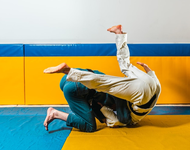 Foto jiujitsu brasileño y entrenamiento de grappling para hombres en un gimnasio de defensa personal