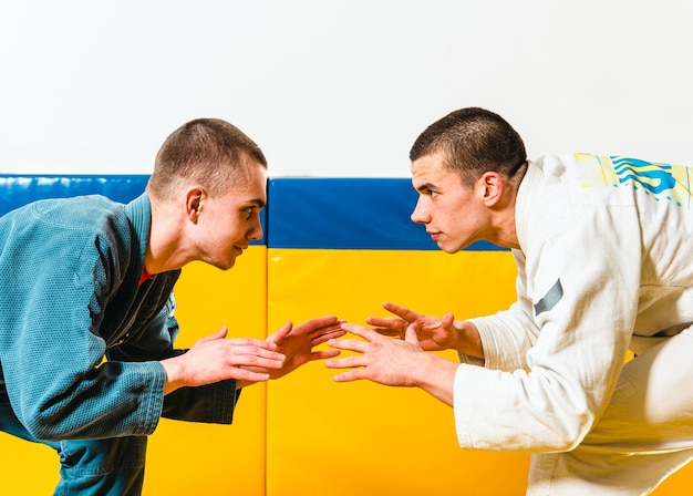 Jiujitsu brasileño y entrenamiento de grappling para hombres en un gimnasio de defensa personal