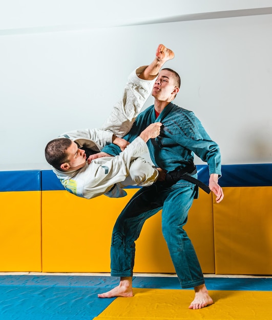 Jiujitsu brasileño y entrenamiento de grappling para hombres en un gimnasio de defensa personal