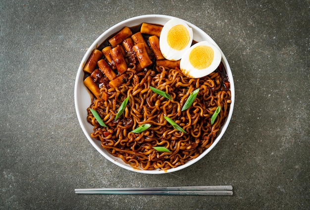 Jjajang Rabokki – Koreanische Instantnudeln oder Ramyeon mit koreanischem Reiskuchen oder Tteokbokki und Ei in schwarzer Bohnensauce – Koreanisches Essen