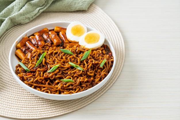 Jjajang Rabokki Koreanische Instantnudeln oder Ramyeon mit koreanischem Reiskuchen oder Tteokbokki und Ei in schwarzer Bohnensauce