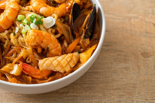 Jjamppong Sopa coreana de fideos con mariscos Estilo de comida coreana