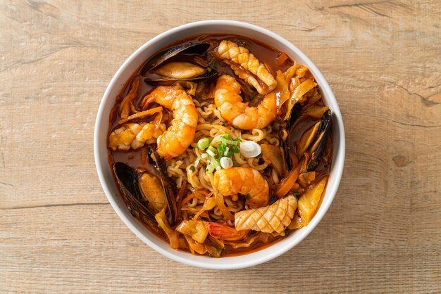 Jjamppong - Sopa de fideos con mariscos coreana - Estilo de comida coreana