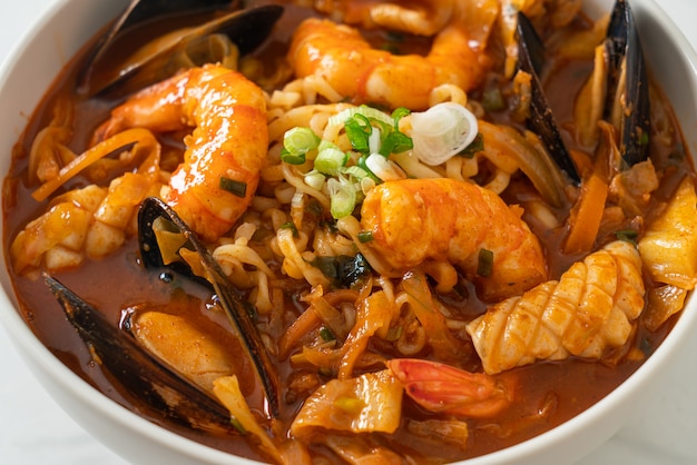 Jjamppong - Sopa de fideos con mariscos coreana - Estilo de comida coreana