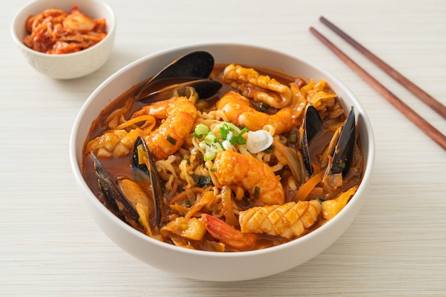 Jjamppong - Sopa de fideos con mariscos coreana - Estilo de comida coreana