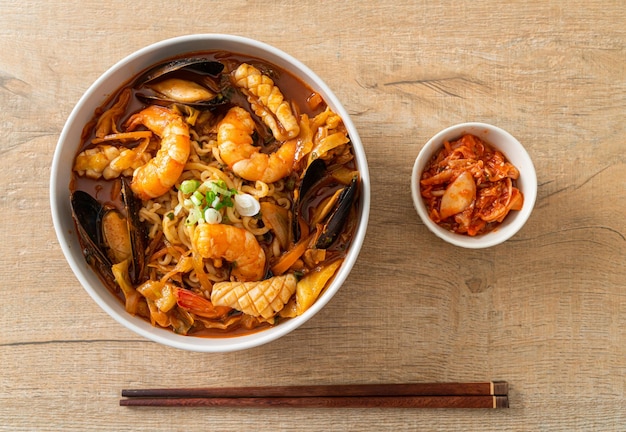 Jjamppong - Sopa de fideos con mariscos coreanos - Estilo de comida coreana