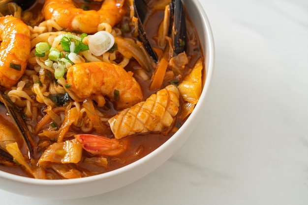 Jjamppong - Sopa de fideos con mariscos coreanos - Estilo de comida coreana