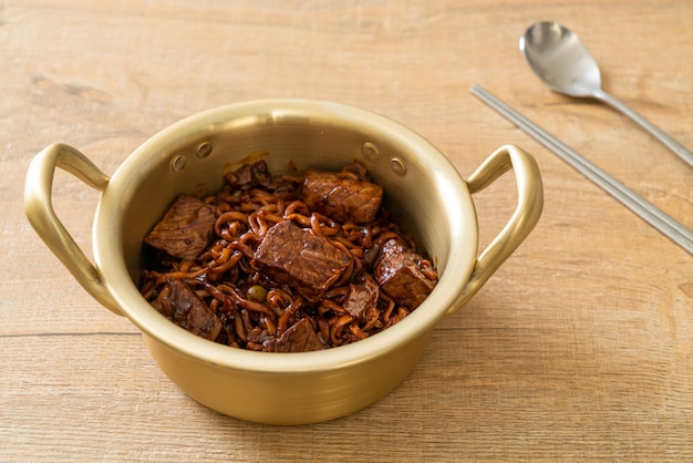 Jjapaguri o Chapaguri, Fideos picantes coreanos de frijoles negros con carne de res. Estilo de comida coreana