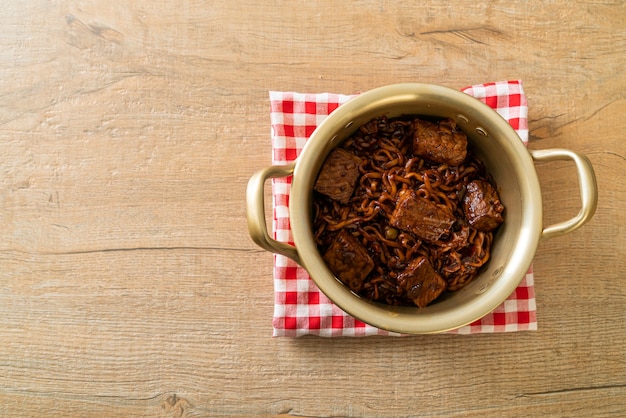 Jjapaguri o Chapaguri, frijoles negros coreanos, fideos picantes con carne de res - estilo de comida coreana