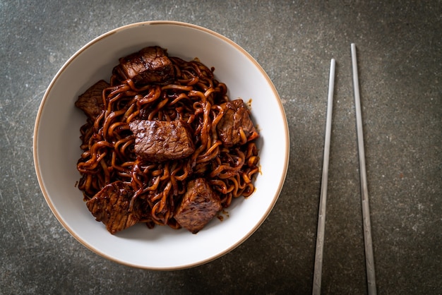 Jjapaguri o Chapaguri, frijoles negros coreanos, fideos picantes con carne de res - estilo de comida coreana