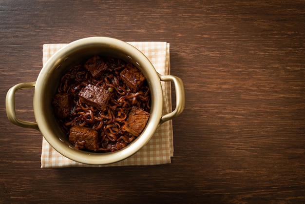 Jjapaguri o Chapaguri, frijoles negros coreanos, fideos picantes con carne de res - estilo de comida coreana