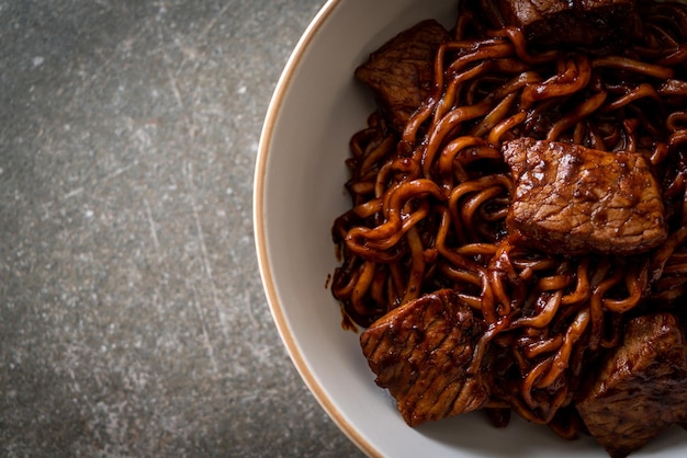 Jjapaguri o Chapaguri Frijoles negros coreanos Fideos picantes con carne de res