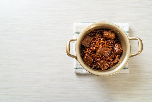 Jjapaguri ou chapaguri, macarrão picante de feijão preto coreano com carne - estilo de comida coreana