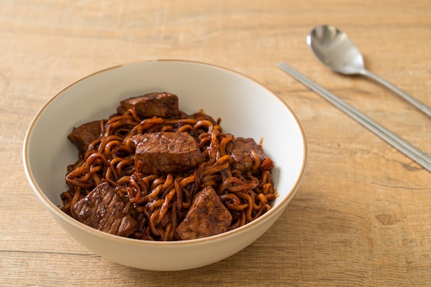 Jjapaguri ou chapaguri, macarrão picante de feijão preto coreano com carne - estilo de comida coreana