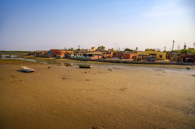 Joal fadiouth senegal mostrando la serena vista de la aldea desde el puente del océano