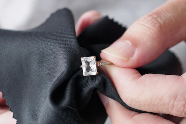 Joalheiro limpando joalheria anel de diamante com pano de tecido