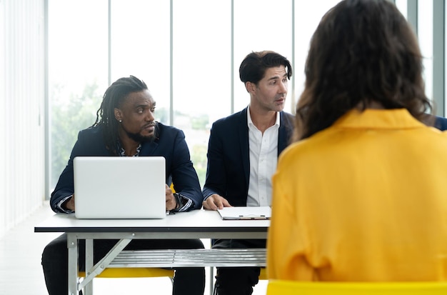 Job-Interview-Konzept Vielfältiges HR-Team, das ein Job-interview mit einem Mann in einem Geschäftsbüro führt Mensch