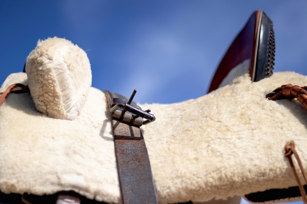 Foto jockeysattel, professionelle ausrüstung, wettkampf- und aufregungskonzept