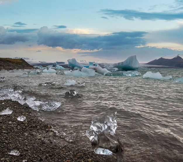 Jökulsárlón-Gletscherseelagune mit Eisblöcken Island In der Nähe des Atlantischen Ozeans an der Spitze des Breidamerkurjokull-Gletschers Vatnajokull-Eiskappe oder Vatna-Gletscher gelegen