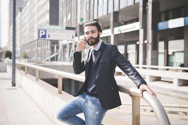 Joelho figura de jovem e bonito cabelo preto caucasiano homem de negócios moderno