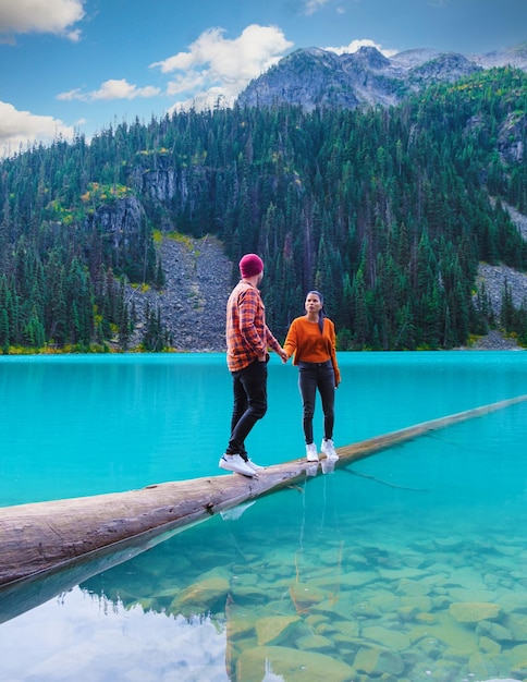 Joffre Lakes Colômbia Britânica Whistler Canadá lago colorido de Joffre lakes parque nacional no Canadá Casal de mulheres asiáticas e homens caucasianos caminhando no Lago Jofre BC Canadá