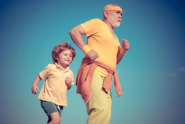 Jog and run maratón para el abuelo de la familia y los niños deportistas trotando al aire libre y disfrutando del día soleado