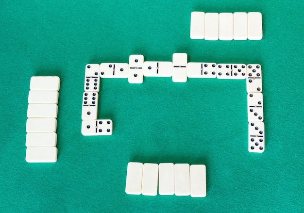 Jogabilidade do jogo de tabuleiro de dominó com azulejos brancos