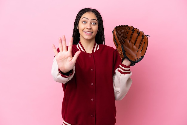 Jogador adolescente com luva de beisebol isolada em fundo rosa contando cinco com os dedos