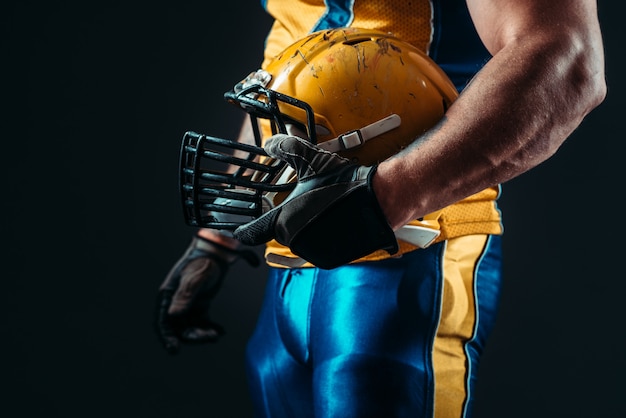 Foto jogador com capacete de futebol americano na mão