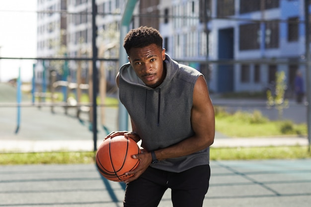 Jogador de basquete afro-americano determinado