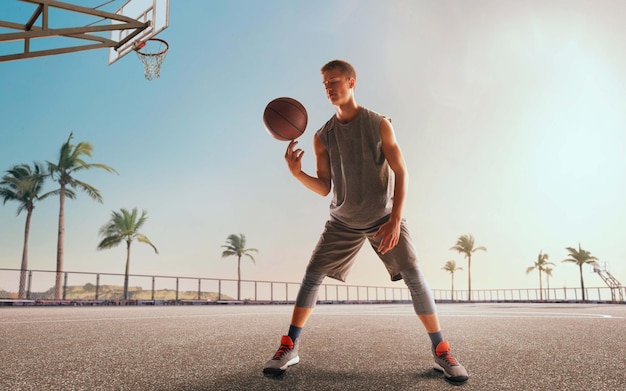 Jogador de basquete em ação no pôr do sol