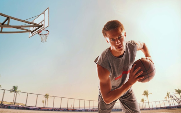 Jogador de basquete em ação no pôr do sol