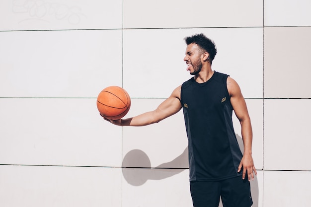 Jogador de basquete em frente a uma parede