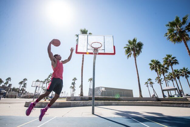 Jogador de basquete fazendo um enterro