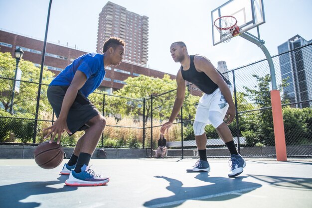 Jogador de basquete, jogando ao ar livre